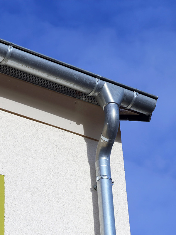 Pose et réparation de gouttières en Seine-et-Marne (77) – DVR Couverture